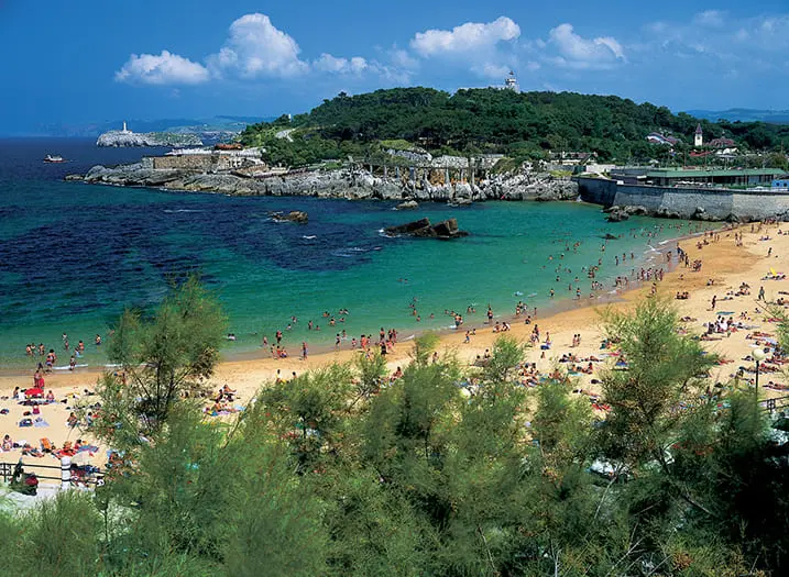 Vista de la playa y al fondo la pen&iacute;nsula de La Magdalena en Santander. / Alerta