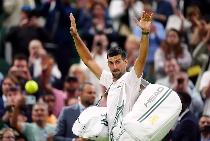 El tenista serbio Novak Djokovic abandona la pista tras vencer al dan&eacute;s Holger Rune durante su partido de tenis individual masculino de octavos de final en la octava jornada de los Campeonatos de Wimbledon 2024 en el All England Lawn Tennis and Croquet Club, Londres. Foto: Mike Egerton/PA Wire