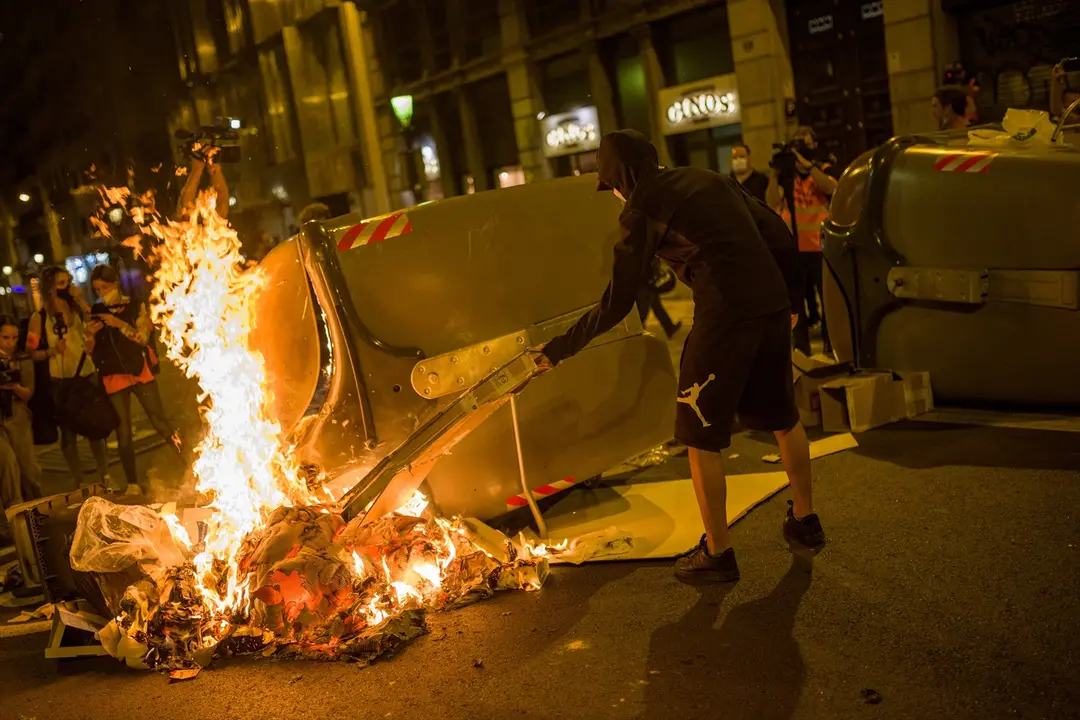 Un manifestante empieza a quemar un contenedor durante una manifestaci&oacute;n por el refer&eacute;ndum del 1-O en Catalu&ntilde;a en 2021. La manifestaci&oacute;n estaba convocada por los CDR. EP / Archivo