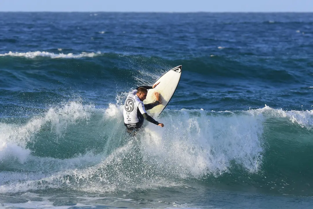 Un surfista en la playa de Somo. / EP