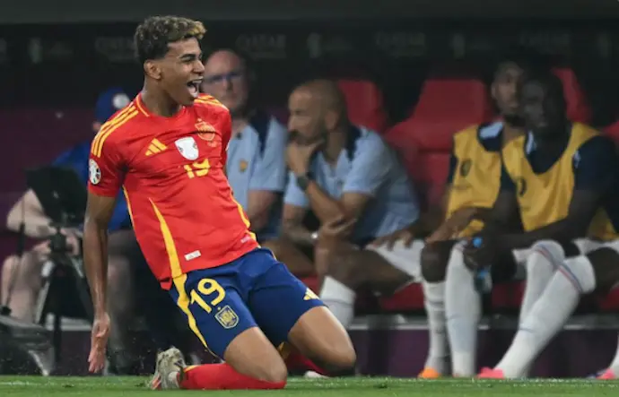 &iexcl;Vaya manera de hacer historia en la Eurocopa! Con 16 a&ntilde;os y 362 d&iacute;as, Yamal se ha convertido en el goleador m&aacute;s joven de la historia de la fase final del torneo, superando a Johan Vonlanthen (18 a&ntilde;os y 141 d&iacute;as), que tambi&eacute;n marc&oacute; contra Francia en la Eurocopa 2004.