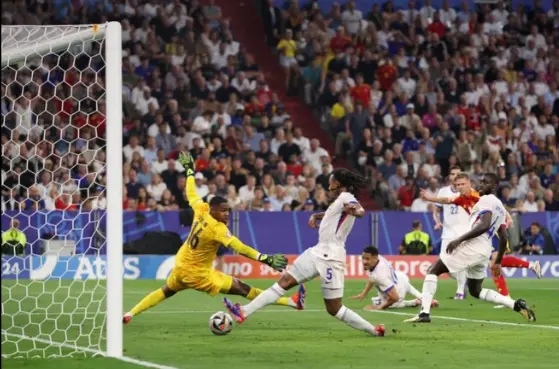 &iexcl;Espa&ntilde;a se adelanta por primera vez! Un toque preciso de Dani Olmo le da espacio al centrocampista dentro del &aacute;rea por la derecha, lo que le permite disparar con la derecha y el desafortunado Kound&eacute; desv&iacute;a hacia el fondo de la red.