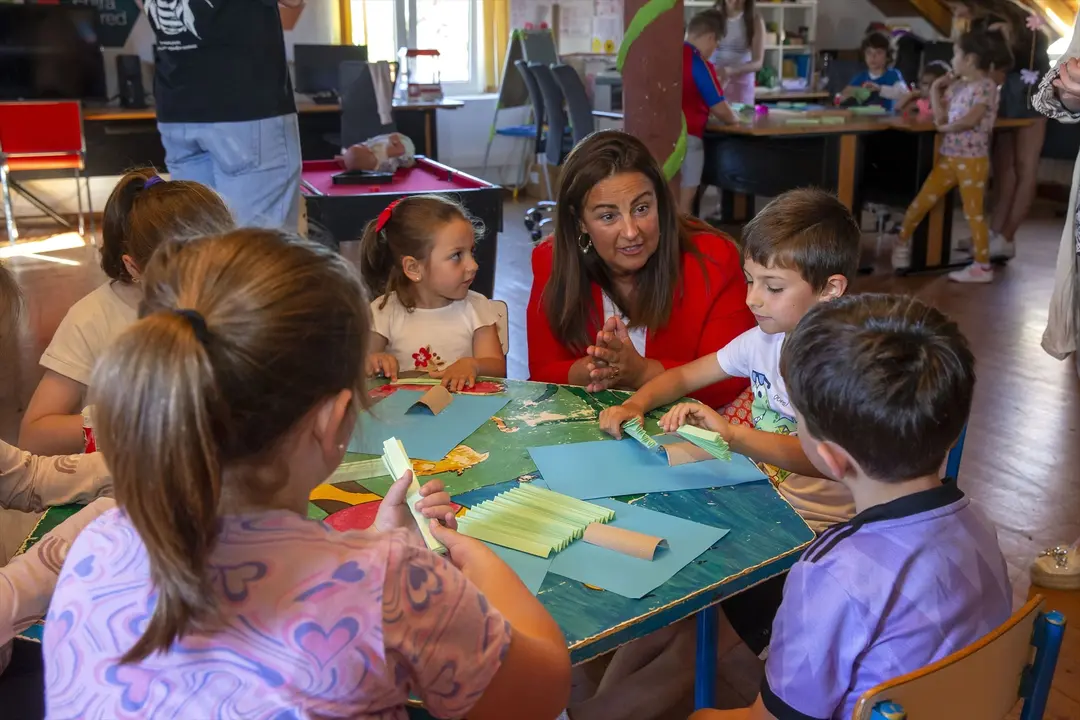 La consejera de Inclusi&oacute;n Social ha visitado hoy las ludotecas infantiles que el Ayuntamiento de Villafufre ha puesto en funcionamiento. / Alerta