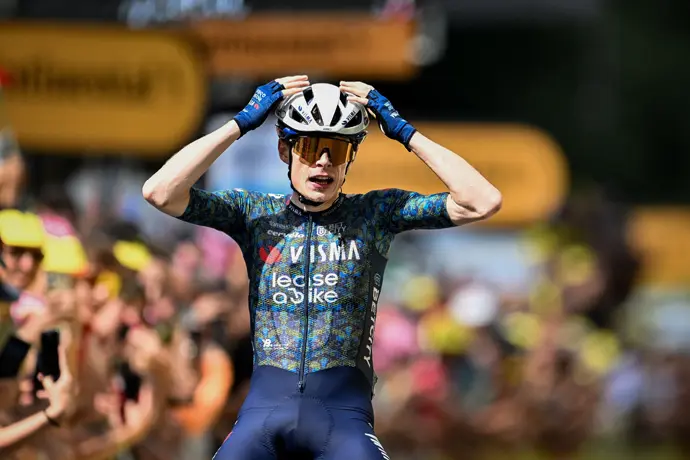 Jonas Vingegaard celebra la victoria en la duod&eacute;cima etapa del Tour de Francia. / asos