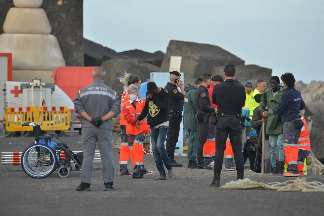Migrantes de una patera llegan al Muelle de La Restinga. EP / Archivo