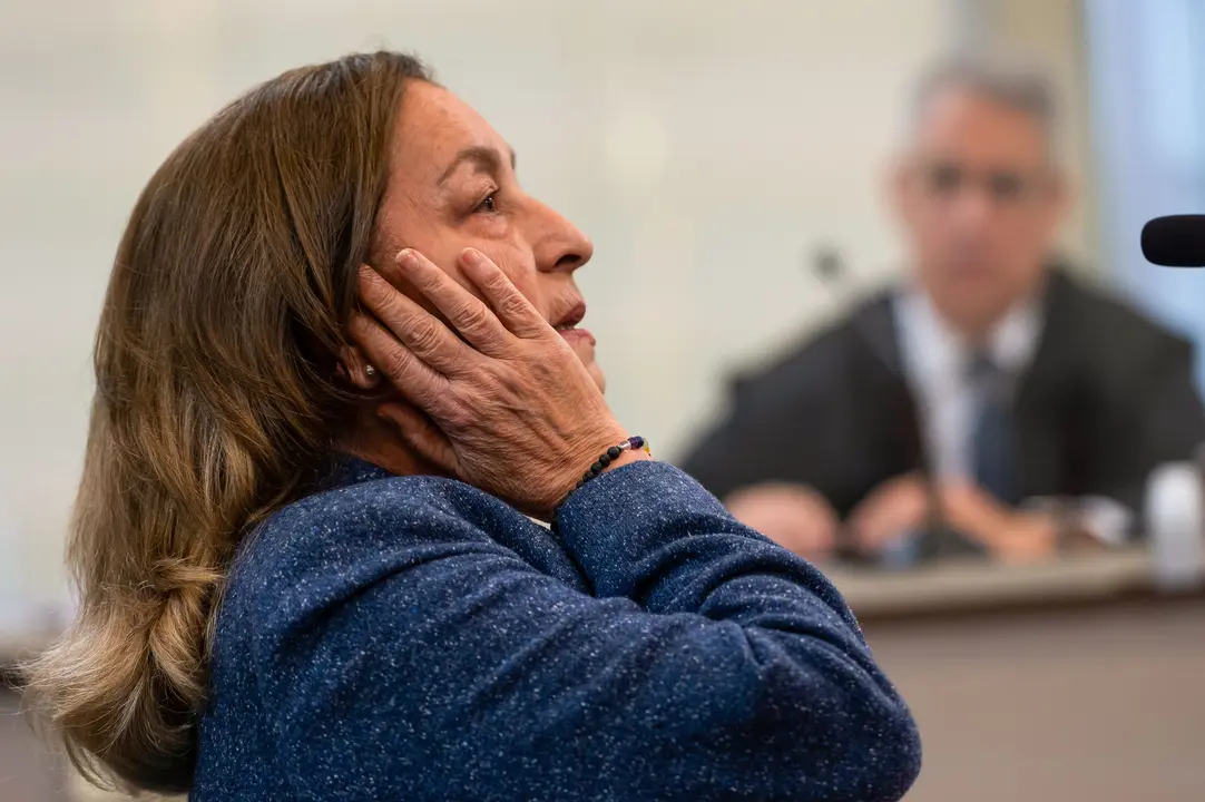 La acusada de asesinar a su novio en 2019 en Castro Urdiales, Carmen Merino, en la segunda sesi&oacute;n del juicio en la Audiencia de Cantabria. / POOL