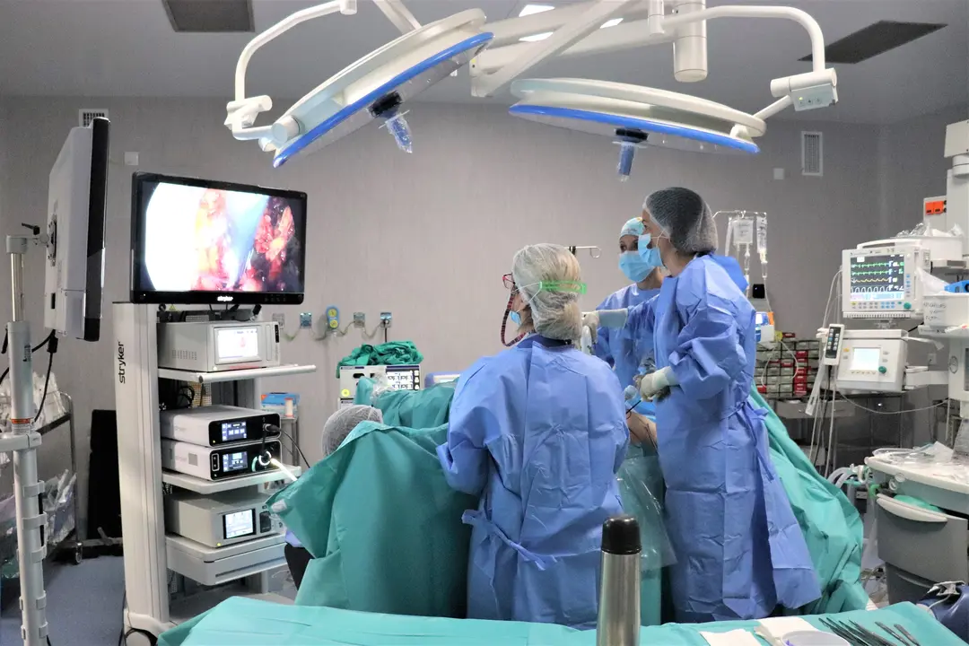Profesionales sanitarios trabajan en el quir&oacute;fano. / E.P.
