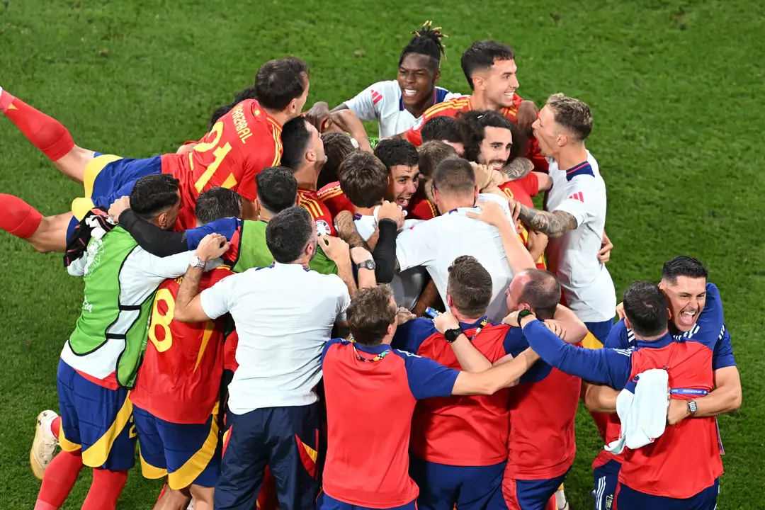 Los jugadores de la selecci&oacute;n espa&ntilde;ola celebran el pase a la final de la Eurocopa tras eliminar a Francia. / Sven Hoppe