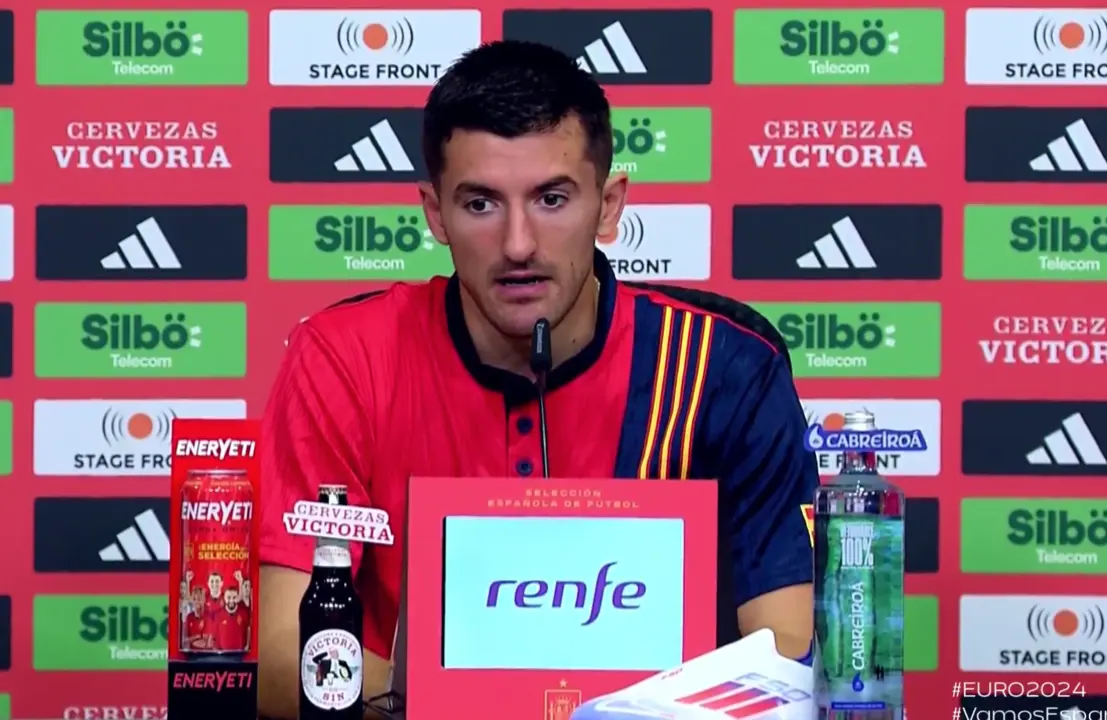 El jugador Dani Vivian, durante una rueda de prensa. / RFEF