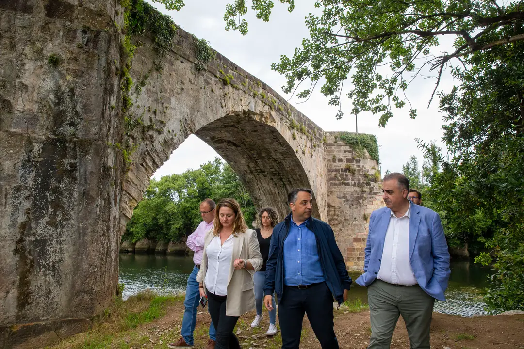 El consejero de Fomento, Ordenaci&oacute;n del Territorio y Medio Ambiente, Roberto Media, en Oru&ntilde;a, Pi&eacute;lagos. / Alerta