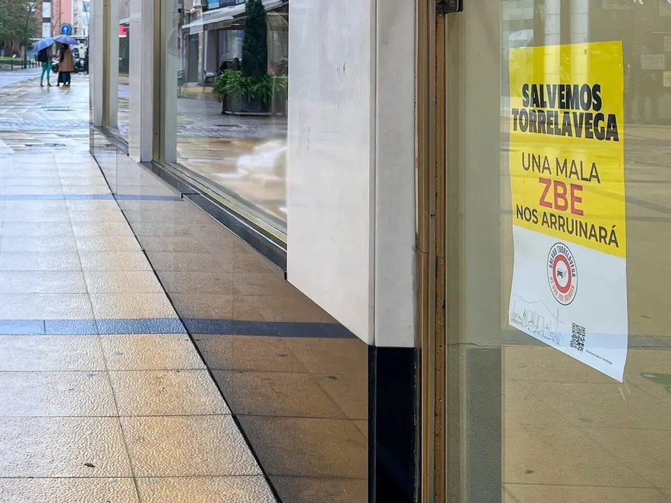 Carteles repartidos en la capital del Besaya contra la propuesta de ZBE del Ayuntamiento. EP / Archivo
