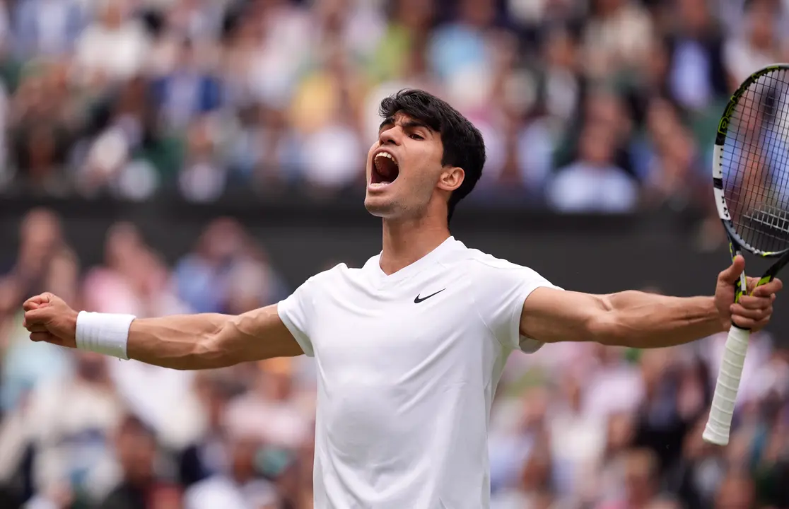 El tenista espa&ntilde;ol Carlos Alcaraz celebrando el pase a la final de Wimbledon. / Jordan Pettitt