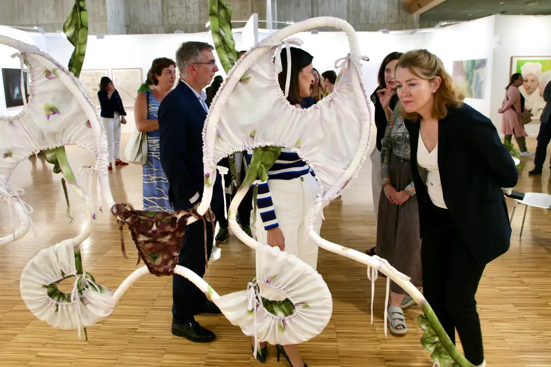 Las autoridades inauguran ArteSantander. / JOSE ROMAN CAVIA SOTO