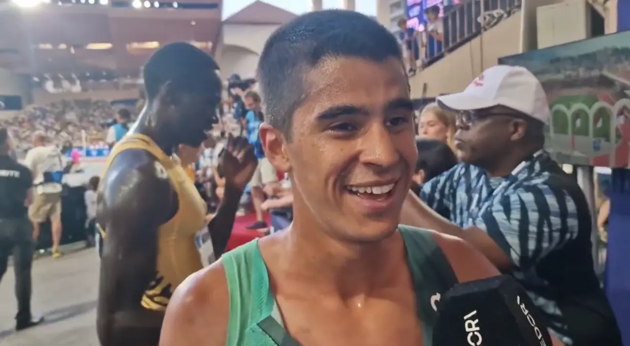 Mohamed Attaoui atiende a la prensa tras conseguir el r&eacute;cord de Espa&ntilde;a. / RFEA