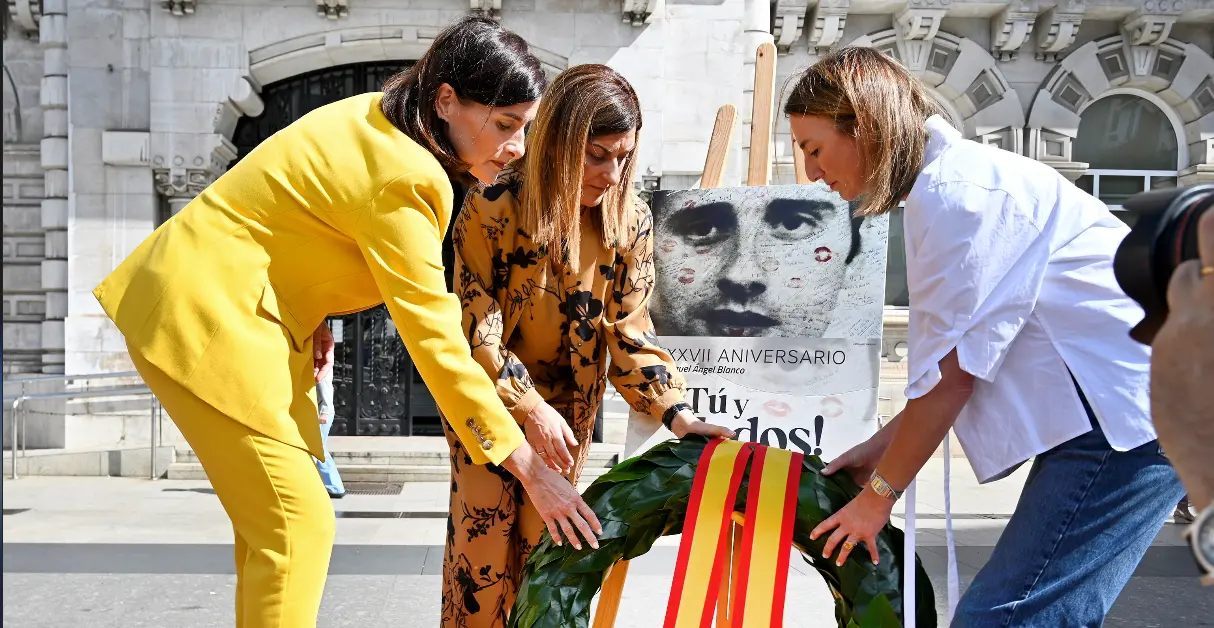 &middot; La alcaldesa ha le&iacute;do el manifiesto de la Fundaci&oacute;n Miguel &Aacute;ngel Blanco a trav&eacute;s del que se ha recordado al joven concejal del Partido Popular en Ermua, secuestrado y asesinado por la banda terrorista ETA en 1997.