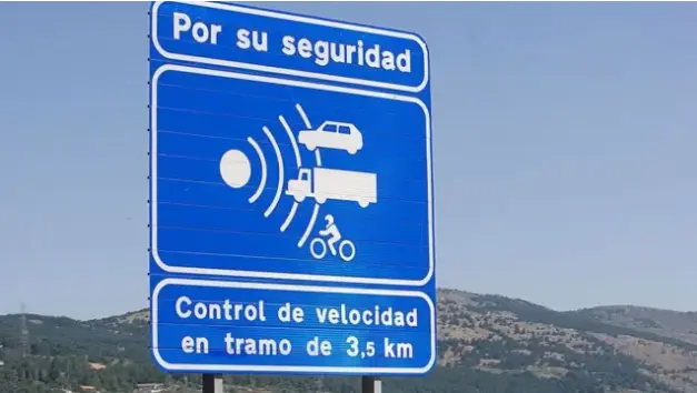Cartel de aviso de un radar en las carreteras espa&ntilde;olas. / DGT