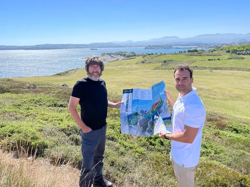 El concejal de Turismo de Santander, Fran Arias, en la ruta de ecoturismo a pie. / Alerta
