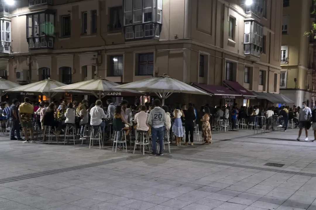 Varias personas en Ca&ntilde;adio por la noche. / EP