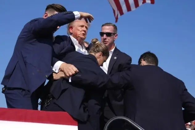Momento en que el servicio secreto intenta proteger al expresidente estadounidense, Donald Trump. XIN HUA