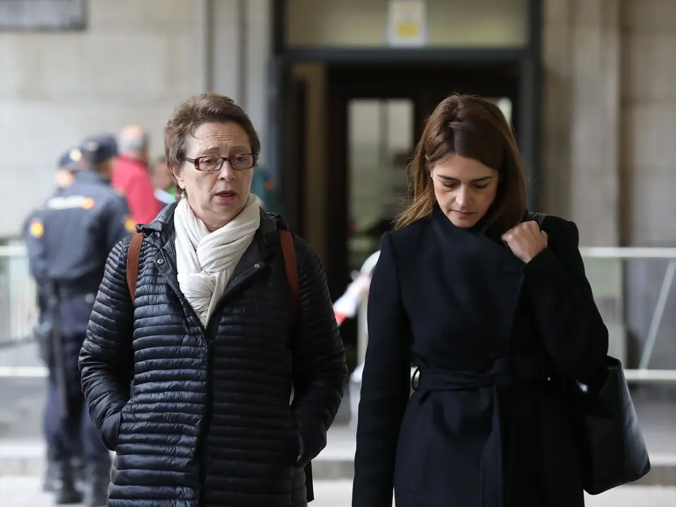 La ex consejera de Hacienda y Administraciones P&uacute;blicas de la Junta de Andaluc&iacute;a, Carmen Mart&iacute;nez Aguayo (d), llegando al juicio del caso ERE. Mar&iacute;a Jos&eacute; L&oacute;pez / Archivo