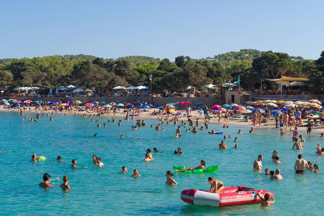 Ba&ntilde;istas disfrutan en la Cala Bassa. Germ&aacute;n Lama / Archivo