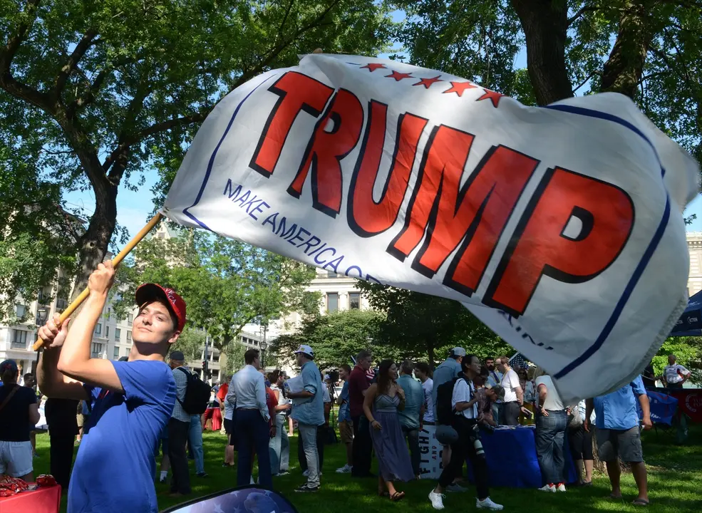 Varias personas esperan a Trump en la convenci&oacute;n republicana. Mark Hertzberg