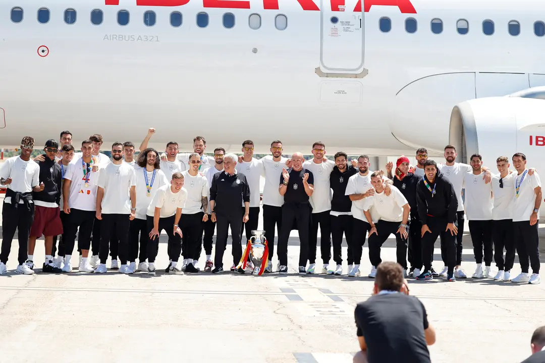 La Selecci&oacute;n Espa&ntilde;ola de F&uacute;tbol posa junto al seleccionador, Luis de la Fuente. / EP