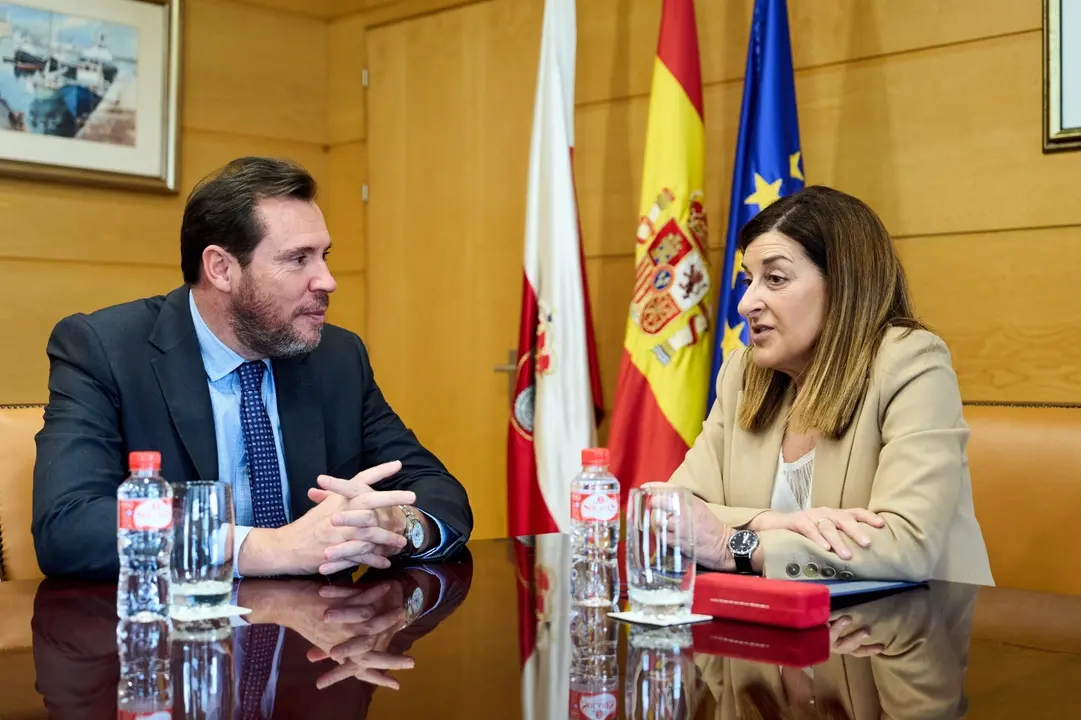 El ministro de Transportes, &Oacute;scar Puente, y la presidenta del Gobierno de Cantabria, Mar&iacute;a Jos&eacute; S&aacute;enz de Buruaga. / Juanma Serrano