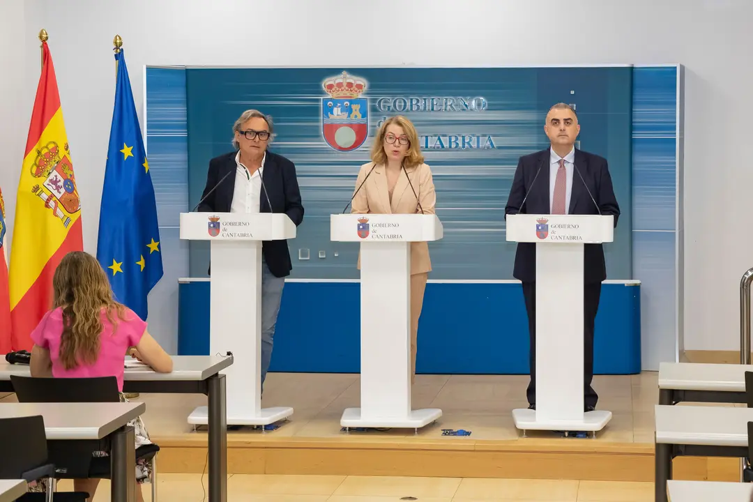 Los consejeros de Fomento, Ordenaci&oacute;n del Territorio y Medio Ambiente, Roberto Media, y de Cultura, Turismo y Deporte, Eva Guillermina Fern&aacute;ndez, informan, en rueda de prensa, sobre el telef&eacute;rico mirador del Pas y otras inversiones en la comarca. / A.E.