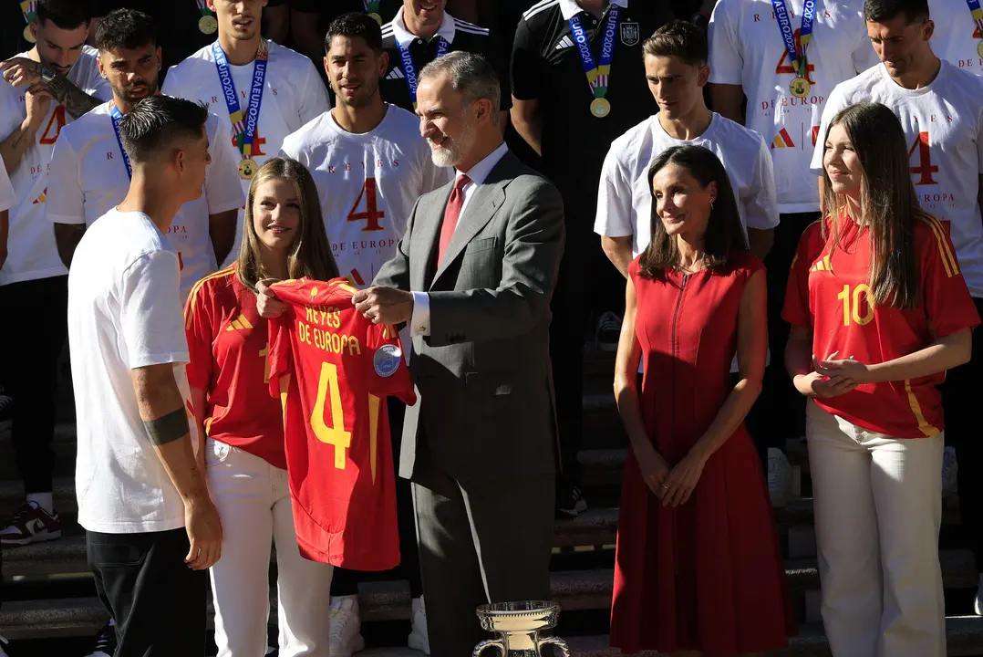 Los Reyes Felipe VI (2i) y Letizia (2d); la Princesa Leonor (1i), y la Infanta Sof&iacute;a (1d), reciben a la Selecci&oacute;n espa&ntilde;ola de F&uacute;tbol, en el Palacio de La Zarzuela. / Casa Real