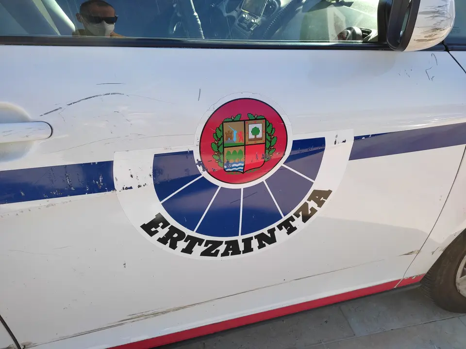 Coche patrulla de la Ertzaintza. / EP