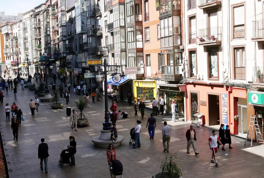 Decenas de personas caminando por la calle Burgos de Santander. / Alerta