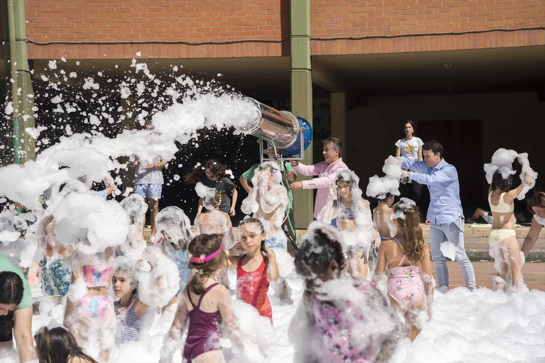 Los ni&ntilde;os disfrutando de actividades del programa 'Abierto x vacaciones'. / ALBERTO G. IBANEZ