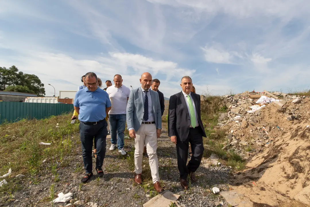 El consejero de Fomento, Ordenaci&oacute;n del territorio y Medio Ambiente, Roberto Media, visita el nuevo punto limpio de Laredo. / Alerta