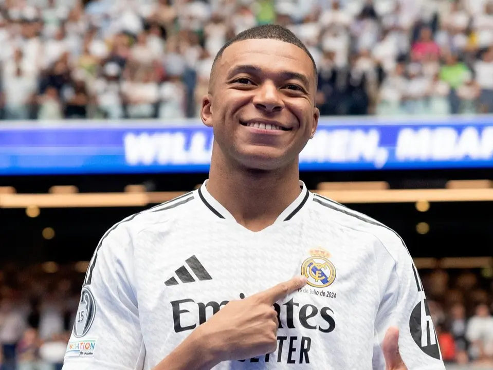 El futbolista del Real Madrid, Kylian Mbapp&eacute;, durante la presentaci&oacute;n en el Bernab&eacute;u. / Real Madrid