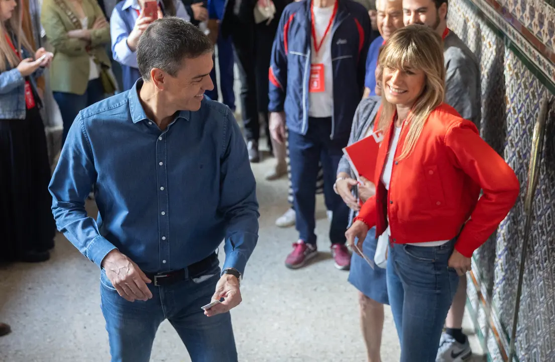El secretario general del PSOE y presidente del Gobierno de Espa&ntilde;a, Pedro S&aacute;nchez, y su mujer, Bego&ntilde;a G&oacute;mez. / EP