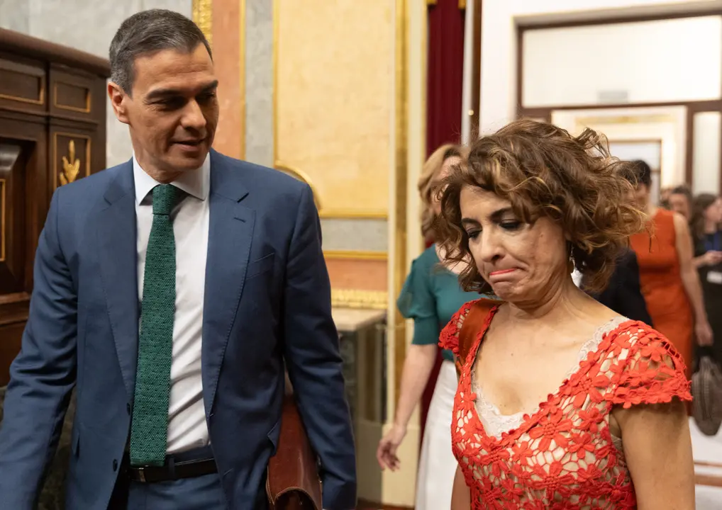 El presidente del Gobierno, Pedro S&aacute;nchez, y la vicepresidenta primera y ministra de Hacienda, Mar&iacute;a Jes&uacute;s Montero. / EP
