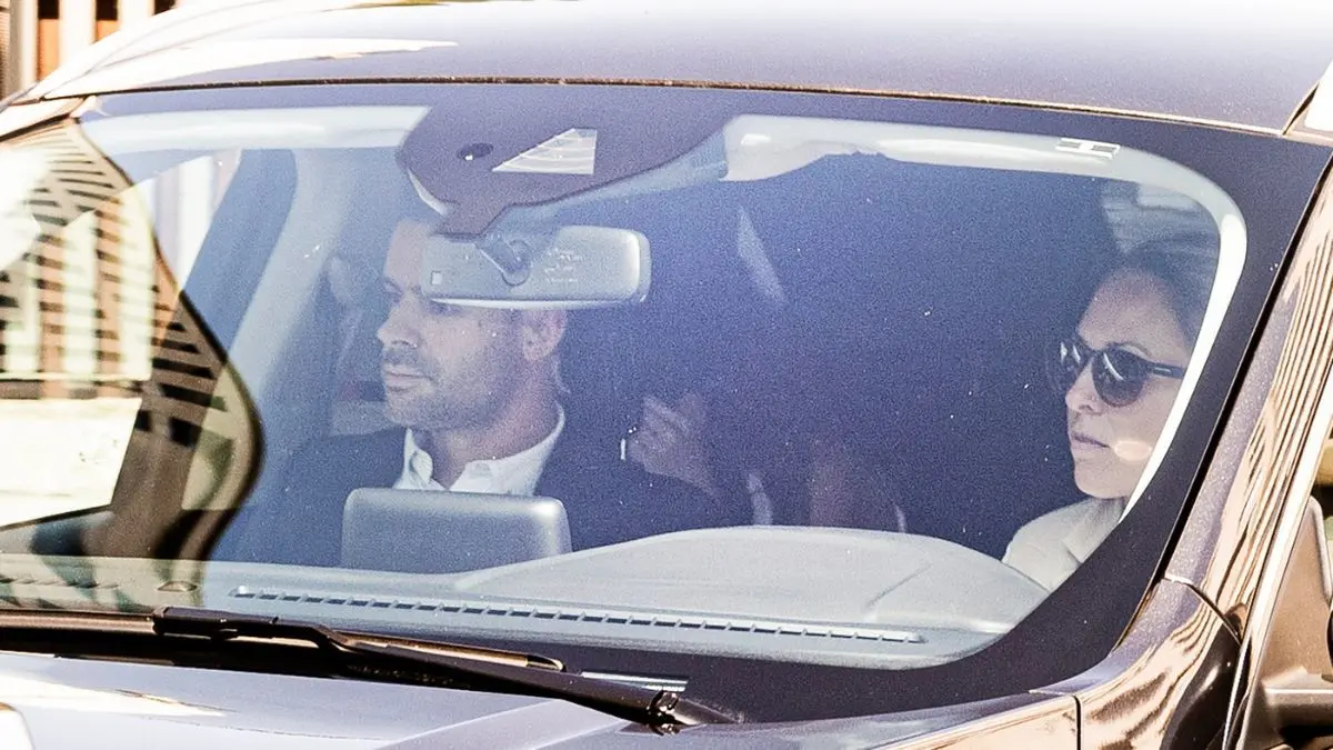 a mujer del presidente del Gobierno, Bego&ntilde;a G&oacute;mez, sale de los juzgados de Plaza de Castilla escondida en un coche. / Europa Press