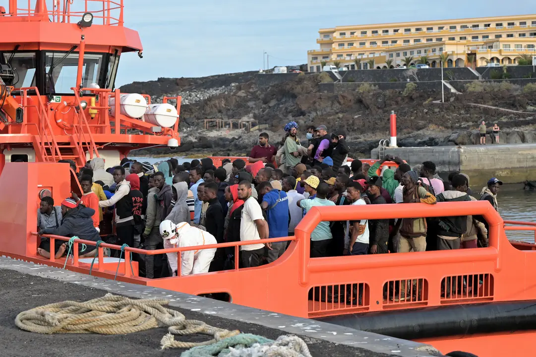 Una embarcaci&oacute;n de Salvamento Mar&iacute;timo con personas que llegaron en una patera a Canarias. / EP