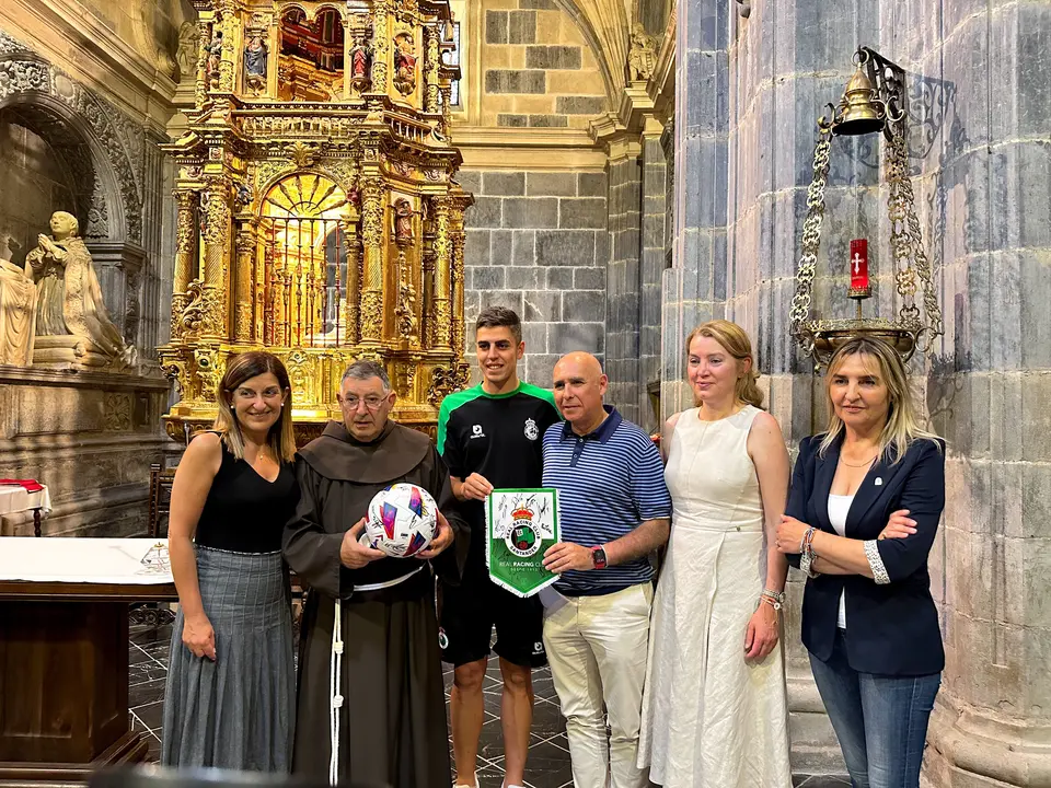Intercambio de obsequios por parte del Racing al Prior de Santo Toribio con la presencia de la Pdta de Cantabria M&ordf; Jos&eacute; S&aacute;enz de Buruaga, Eva Guillermina Fern&aacute;ndez, Consejera de Turismo, Cultura y Deporte y Pilar G&oacute;mez Bahamonde, Directora de la FCL. / Red X