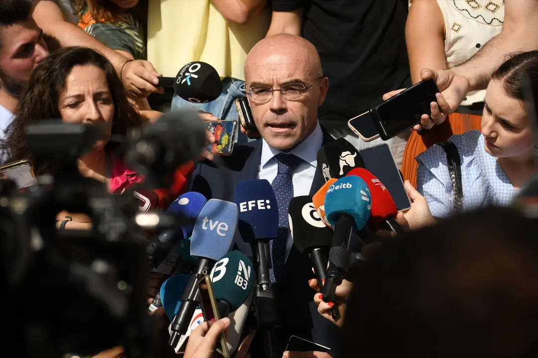 El vicepresidente de Vox, Jorge Buxad&eacute;, durante la llegada a los juzgados de Plaza Castilla de Bego&ntilde;a G&oacute;mez para declarar ante el juez Peinado, a 19 de julio de 2024, en Madrid (Espa&ntilde;a). El titular del Juzgado de Instrucci&oacute;n n&uacute;mero 41 de Madrid, Juan Carlos Peinado, ha citado a declarar como investigada, por segunda vez, a Bego&ntilde;a G&oacute;mez, esposa del presidente del Gobierno, Pedro S&aacute;nchez, por la presunta comisi&oacute;n de los delitos de corrupci&oacute;n en el sector privado y tr&aacute;fico de influencias, dentro de las diligencias abiertas por la relaci&oacute;n profesional con diversos empresarios. Esta nueva declaraci&oacute;n tiene lugar despu&eacute;s de que el economista y abogado Luis Antonio Mart&iacute;n y el empresario Juan Carlos Barrab&eacute;s hicieran sus declaraciones en el caso el pasado lunes 15 de julio. leer menos

Firma: Fernando S&aacute;nchez / Europa Press