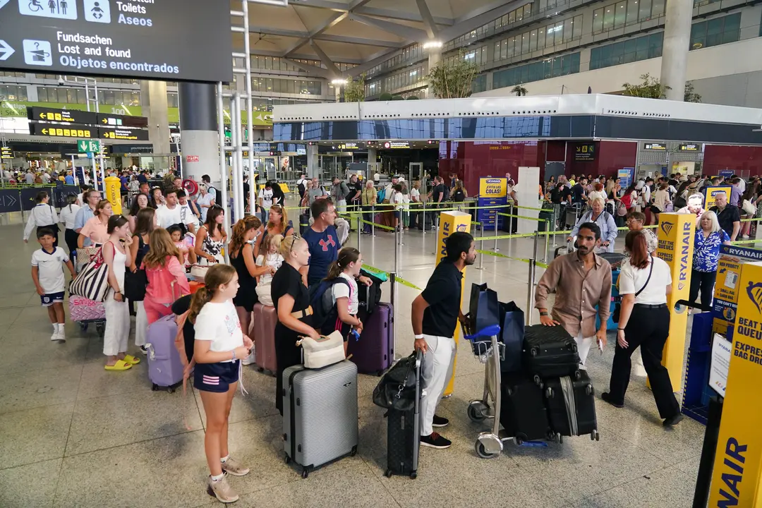 Cientos de personas se vieron afectadas en los aeropuertos por el fallo de Microsoft. /  &Aacute;lex Zea