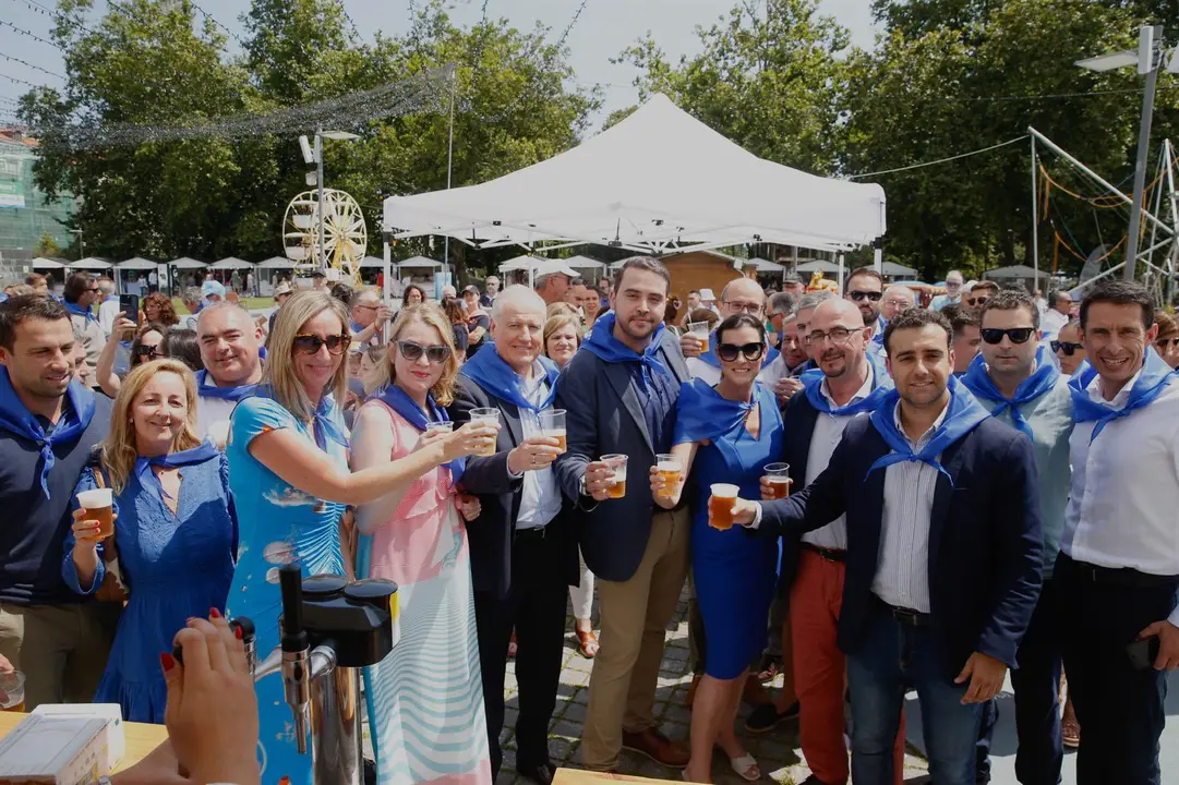 Autoridades del Gobierno de Cantabria y la alcaldesa de Santander, Gema Igual, durante la inauguraci&oacute;n de la Feria de D&iacute;a de Santander. / Alerta