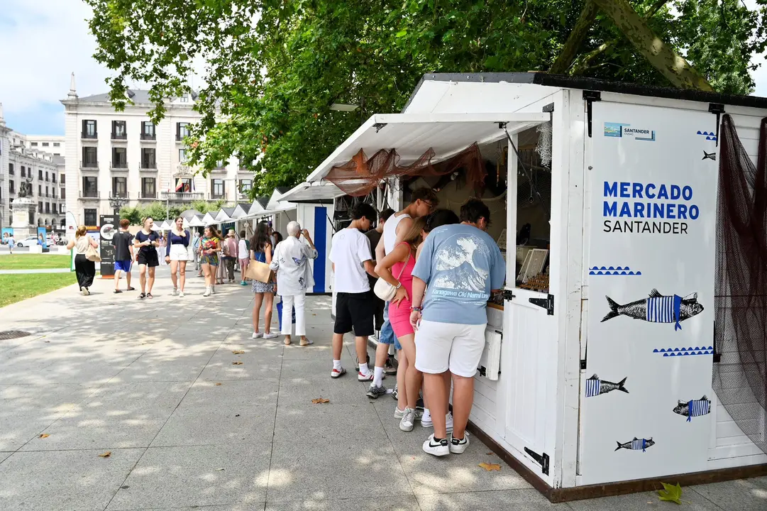 El mercado marinero en la plaza Alfonso XIII. / Alerta