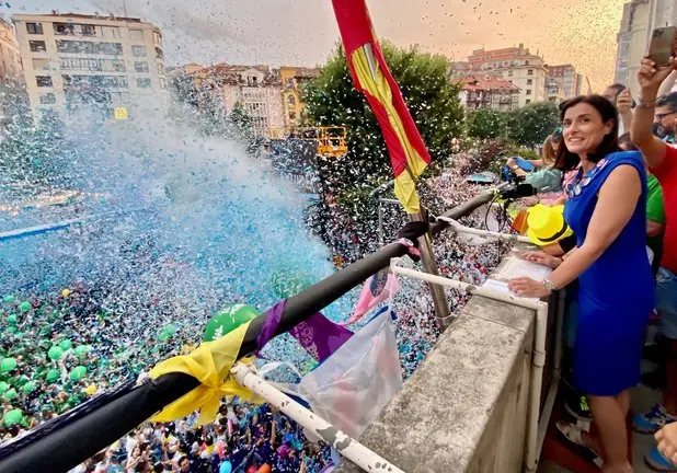 Gema Igual durante el chupinazo que da inicio a las fiestas de en otra edici&oacute;n. / A.E.