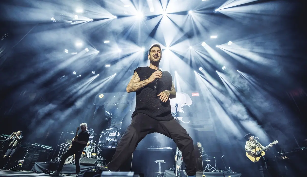 Melendi durante una actuaci&oacute;n. / RIFF PRODUCCIONES