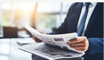 Una persona leyendo las noticias en un peri&oacute;dico. / A.S.