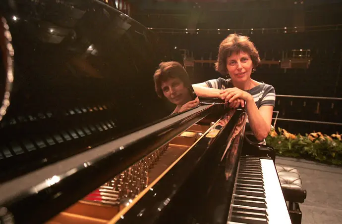 La profesora de piano M&aacute;rta Guly&aacute;s recibe  la Medalla de Honor de la Fundaci&oacute;n Alb&eacute;niz. / EMA