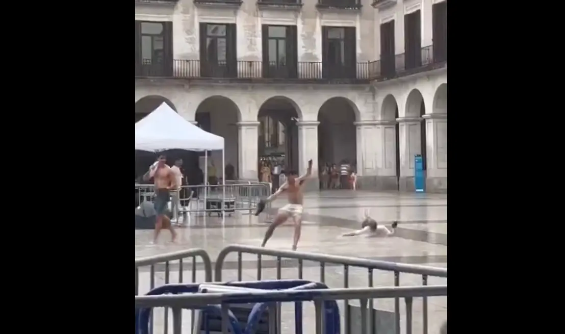 Captura de pantalla del v&iacute;deo donde se ve a estos j&oacute;venes sin complejos disfrutando del aguacero. / POSTUREO C&Aacute;NTABRO