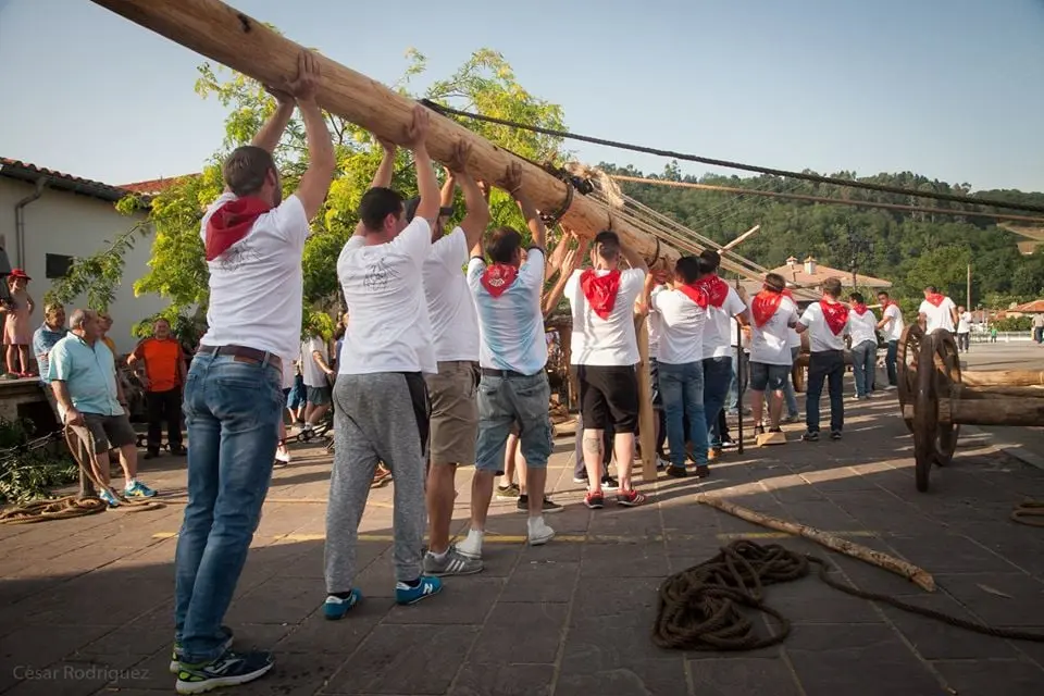 La Maya aguarda en la plaza de Santiago Ap&oacute;stol de Sili&oacute;, lista para que el mi&eacute;rcoles los j&oacute;venes del pueblo la 'pinen' con esfuerzo.